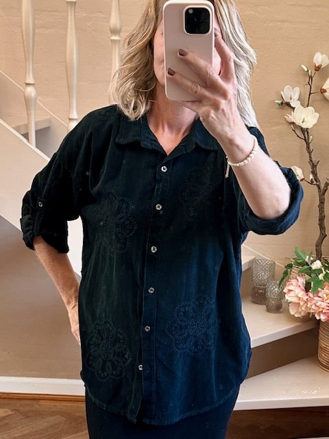 Anna Fløjs Skjorte med broderi - Sort