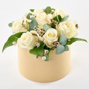 Blomsteræske med roser, floristens valg - Send blomster med Bloomit