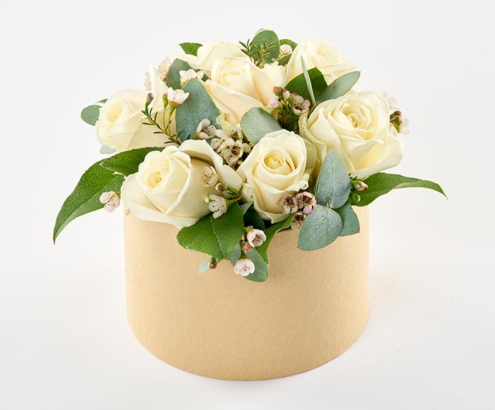 Blomsteræske med roser, floristens valg - Send blomster med Bloomit