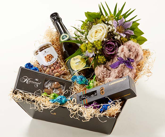 Blomstrende barselskurv - dreng - Send blomster med Bloomit