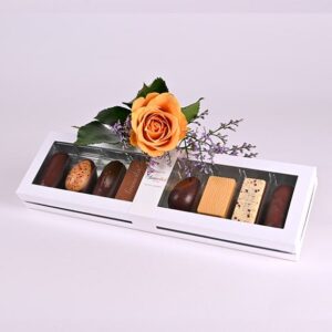 Chokoladeæske pyntet med blomst - Send blomster med Bloomit