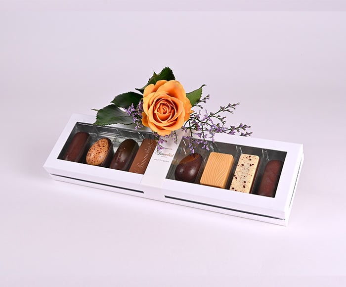 Chokoladeæske pyntet med blomst - Send blomster med Bloomit