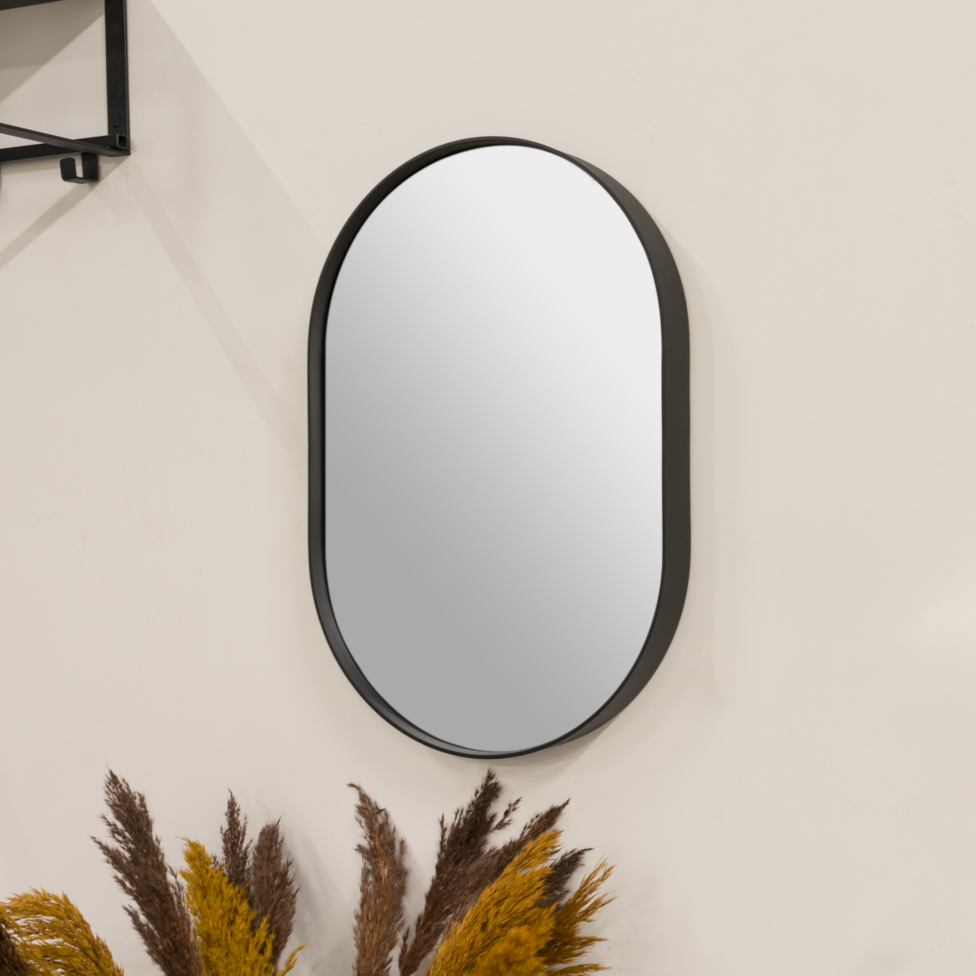 Fugaz - Spejl i sort metal, oval 40 x 60 cm.