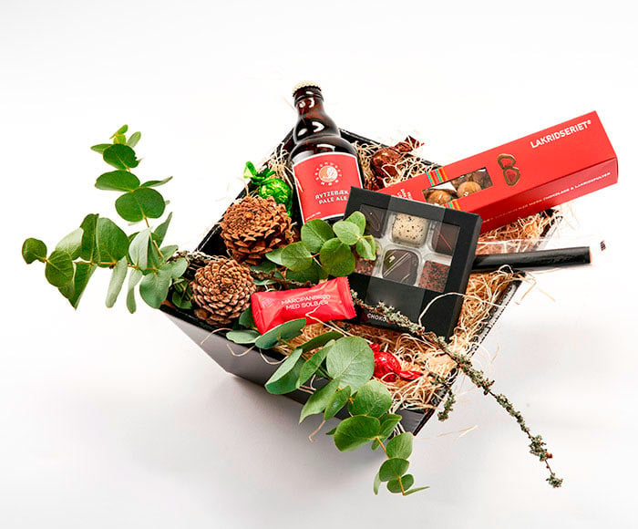 Gavekasse med julehygge og sødt - Send gavekurve og blomster med Bloomit