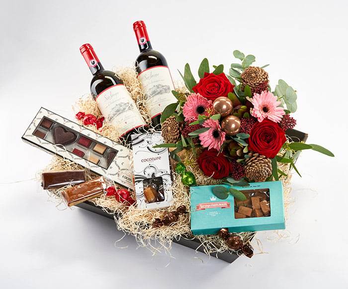 Julekurv med buket, vin og sødt - Send blomster med Bloomit