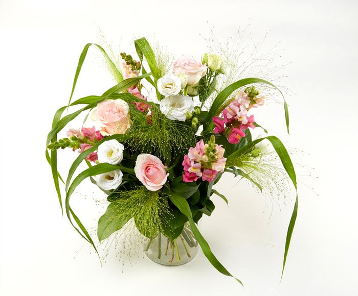 Luftig buket, floristens valg - Send blomster med Bloomit