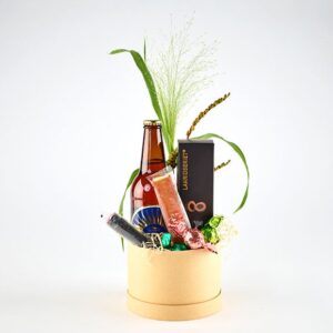 Øl og sødt i æske, med blomster - Send blomster med Bloomit