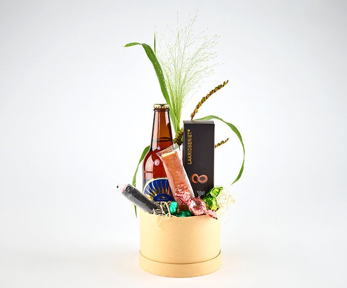 Øl og sødt i æske, med blomster - Send blomster med Bloomit