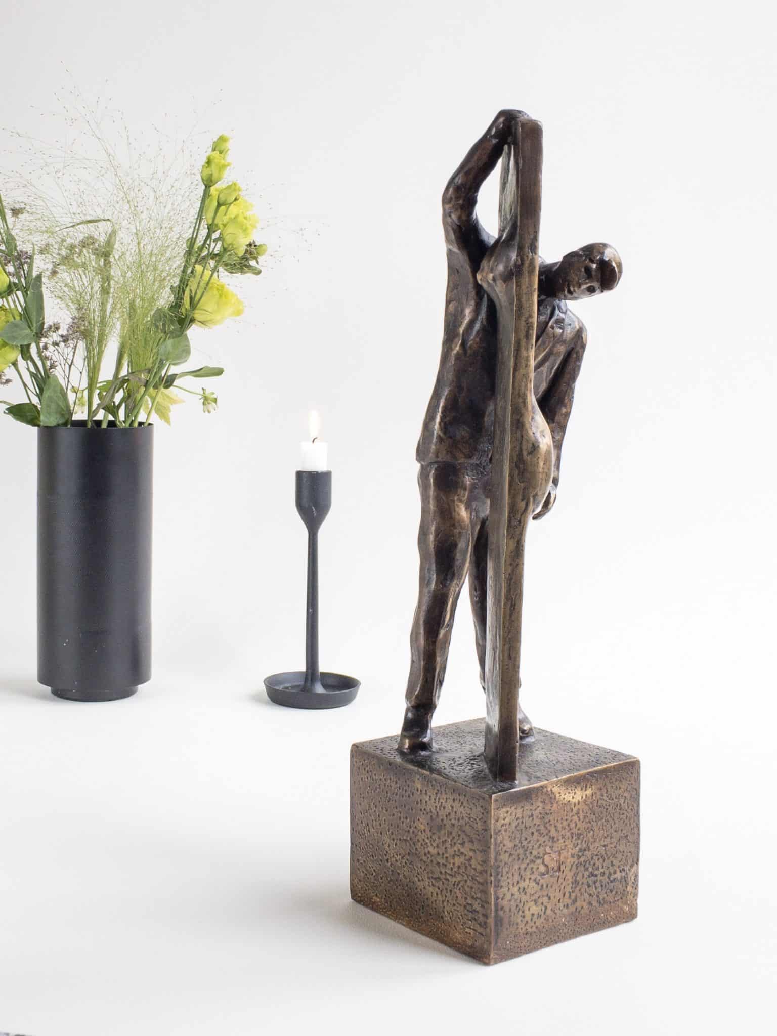 Sagen set fra 2 sider - med humor og symbolik - ægte bronze